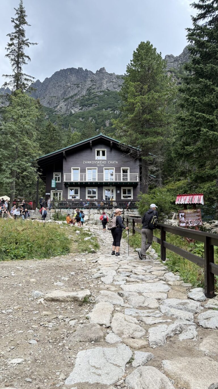 Zamkovského chata (1475 m) Aukštuosiuose Tatruose ir akmeninis takas link trobelės