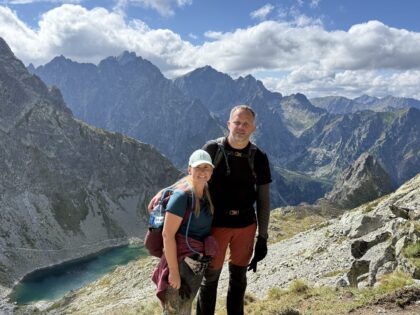 Aukštųjų Tatrų kalnų grandinė ir ežeras apačioje saulei nušvitus