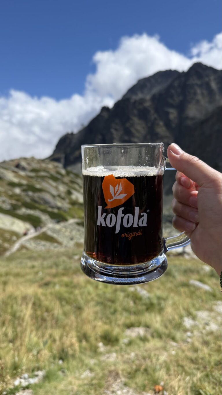 Kofola gėrimas poilsio pauzės metu Tatrų kalnų fone